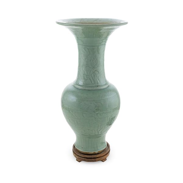 Vaso smaltato in porcellana Celadon  (Cina, XIX-XX Sec.)  - Asta Arredi, Sculture, Dipinti Antichi e del XIX Secolo - I - Colasanti Casa d'Aste