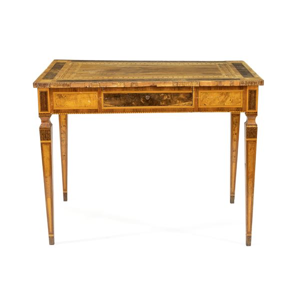 Various woods bureau desk  (Italy, 18th century)  - Auction Furniture, Sculptures, Old Master and 19th Century Paintings - I - Colasanti Casa d'Aste