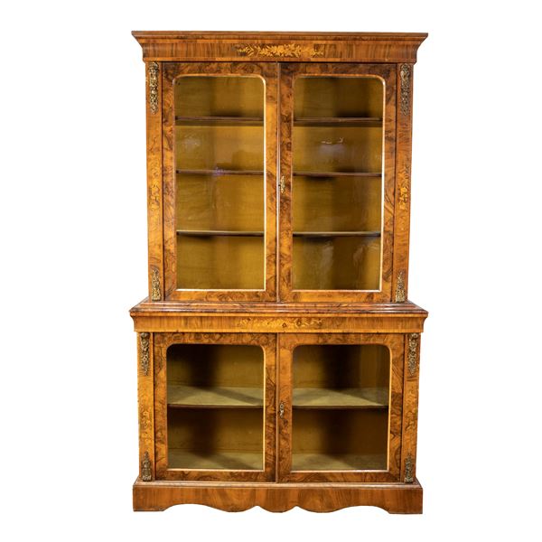 Walnut display cabinet  (England, 19th century)  - Auction Furniture, Sculptures, Old Master and 19th Century Paintings - I - Colasanti Casa d'Aste