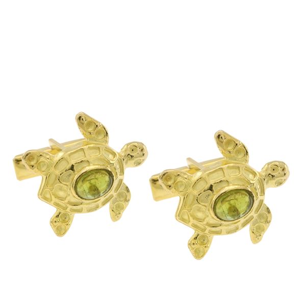 Turtle shaped cufflinks in silver with gilt and peridots