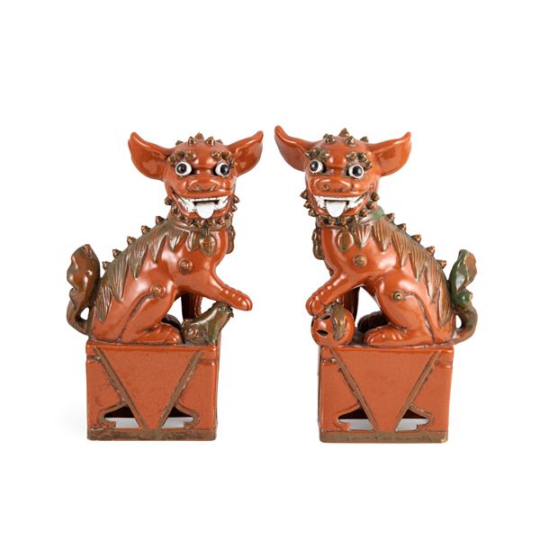 Pair of porcelain Pho dogs  (20th century)  - Auction Furniture, Sculptures, Old Master and 19th Century Paintings - I - Colasanti Casa d'Aste