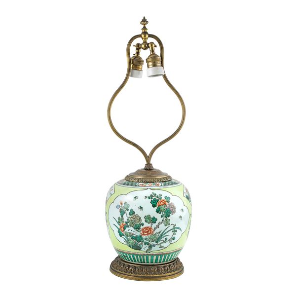 Lampada da tavolo in porcellana e bronzo  (manifattura orientale, XX Sec.)  - Asta Dipinti Antichi e del XIX Secolo Arredi e Sculture - Colasanti Casa d'Aste