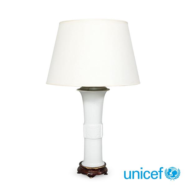 Lampada da tavolo in porcellana bianca