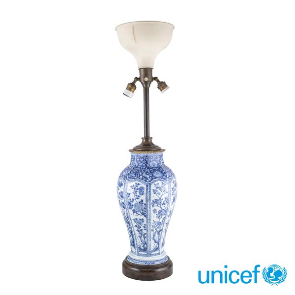 Lampada da tavolo in porcellana blu su fondo bianco
