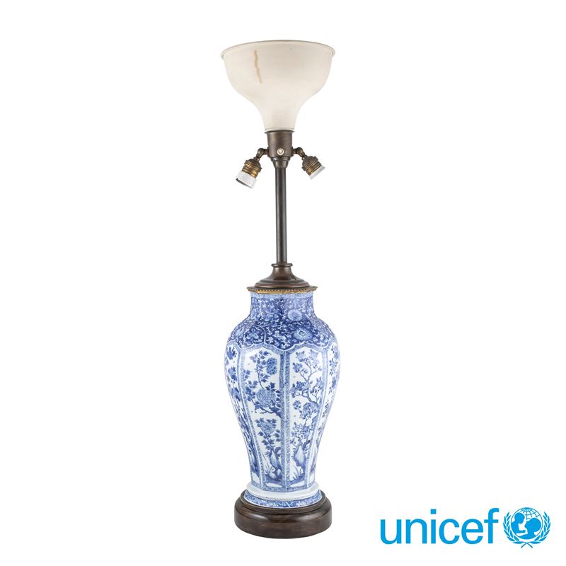 Lampada da Tavolo in Porcellana Blu su Fondo Bianco