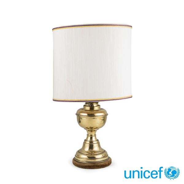 Lampada da tavolo in metallo dorato