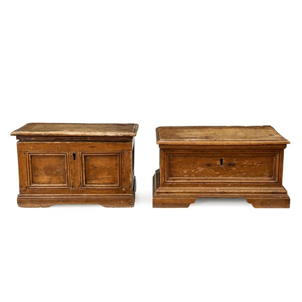 Two models of walnut chests  (Italy.18t -19th Century)  - Auction Old Master and 19th century Paintings Furniture and Sculptures - Colasanti Casa d'Aste