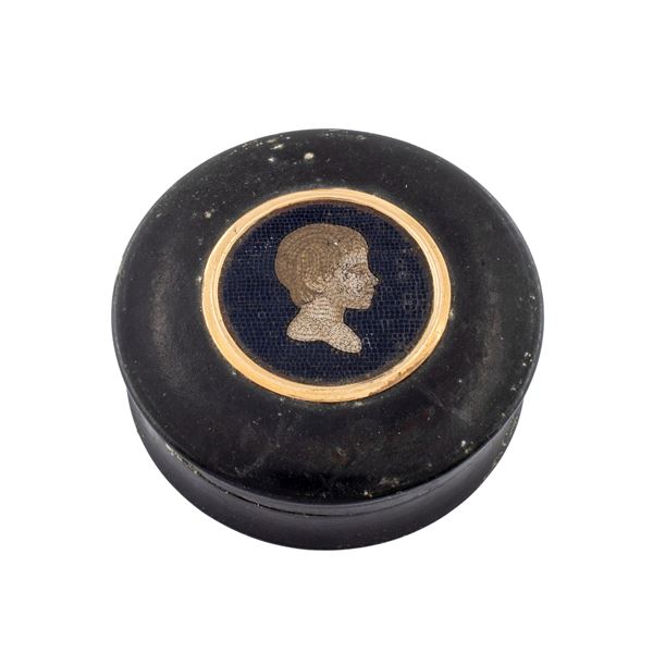 Micromosaic snuffbox  (Rome, late 19th century.)  - Auction Furniture, Sculptures, Old Master and 19th Century Paintings - I - Colasanti Casa d'Aste