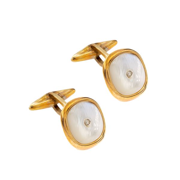 18kt yellow gold and mother of pearl cufflinks