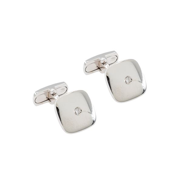 18kt white gold cufflinks centered by two diamonds