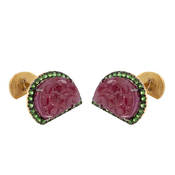 18kt yellow gold cufflinks with ruby engraved with a floral motif