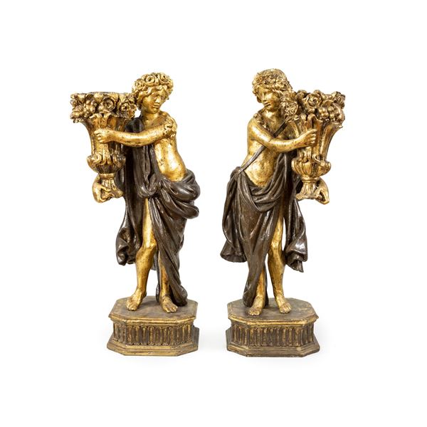 Coppia di sculture in legno dorato e laccato