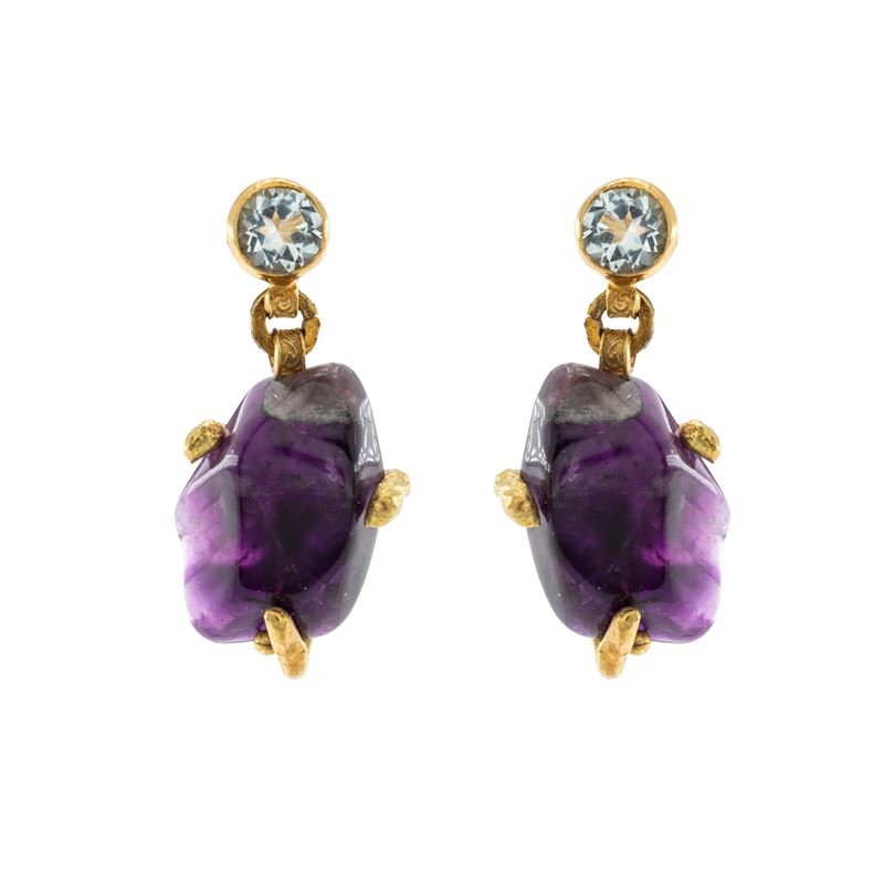 Orecchini pendenti, oro giallo 18 kt con ametiste grezze e acquamarine