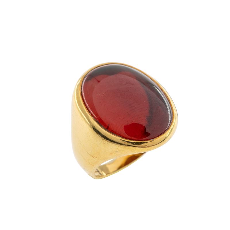 Anello chevalier in oro giallo 18 kt con corniola oval cabochon