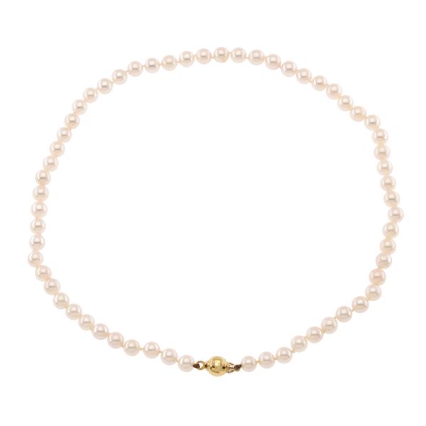 One strand of cultured pearls necklace