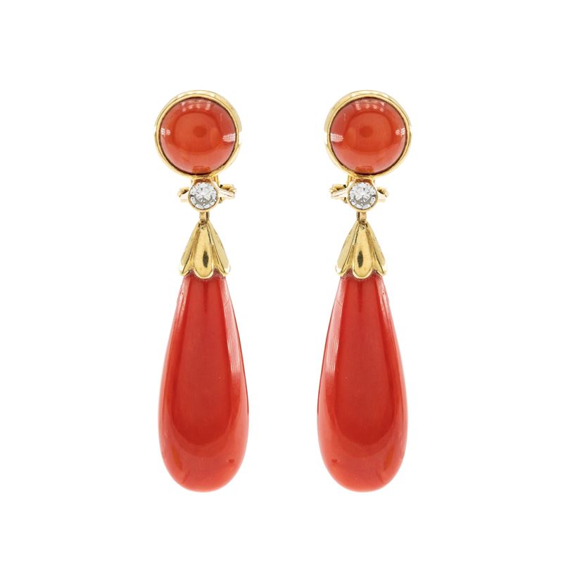 Orecchini pendenti in oro giallo 18kt con corallo rosso e diamanti