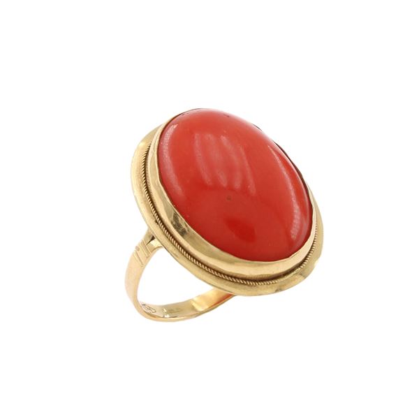 18kt yellow gold ring with red coral