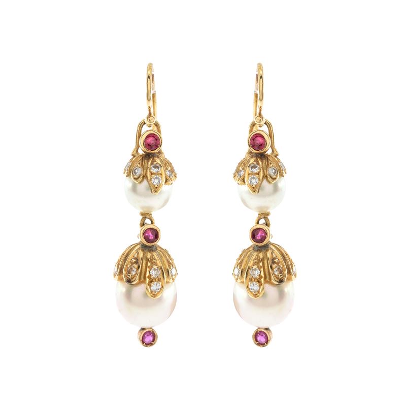 Orecchini pendenti in oro giallo 18kt con perle, diamanti e rubini