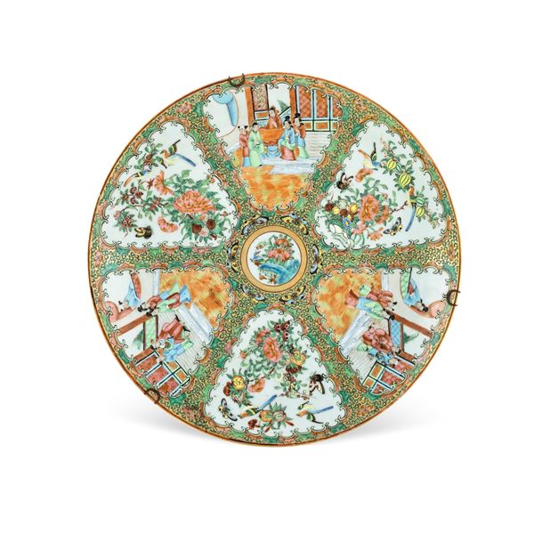 Piatto in porcellana Famiglia Rosa  (Cina, XIX Sec.)  - Asta Arredi, Sculture, Dipinti Antichi e del XIX Secolo - I - Colasanti Casa d'Aste
