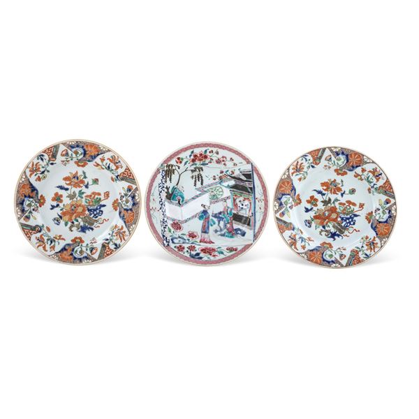 Group of three polychrome porcelain plates  (China, 19th century)  - Auction Furniture, Sculptures, Old Master and 19th Century Paintings - I - Colasanti Casa d'Aste