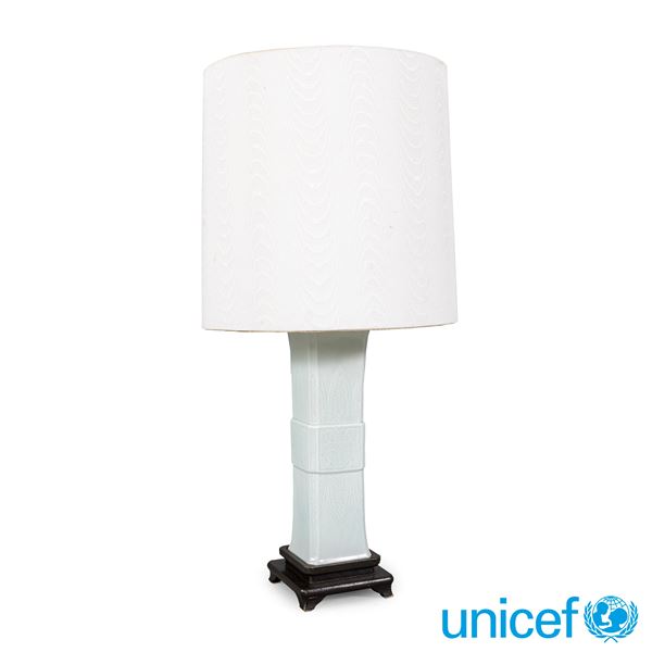 White porcelain table lamp