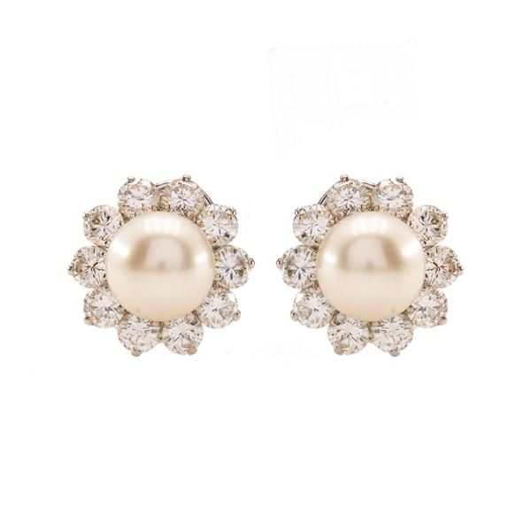 18kt white gold pearl and diamond lobe earrings