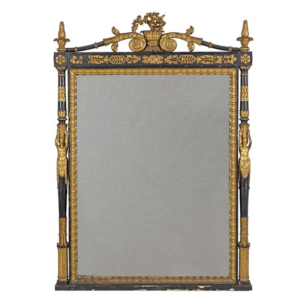 Specchiera in legno laccato e dorato  (Italia, XVIII-XIX Sec.)  - Asta Arredi, Sculture, Dipinti Antichi e del XIX Secolo - I - Colasanti Casa d'Aste
