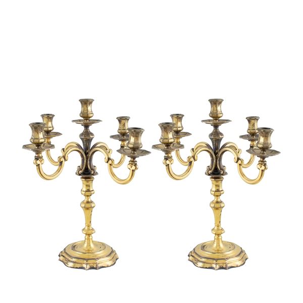 Coppia di candelabri a conque fiamme in vermeil