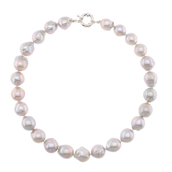 One strand of baroque pearls necklace with silver closure