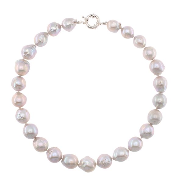 Collana ad un filo di perle barocche e chiusura in argento
