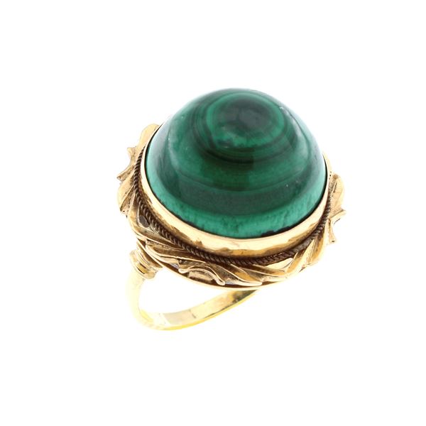 Antique 18kt yellow gold and cabochon cut malachite ring