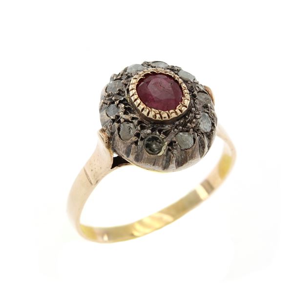 Antico anello in oro e argento con rubino ovale e rose di diamante