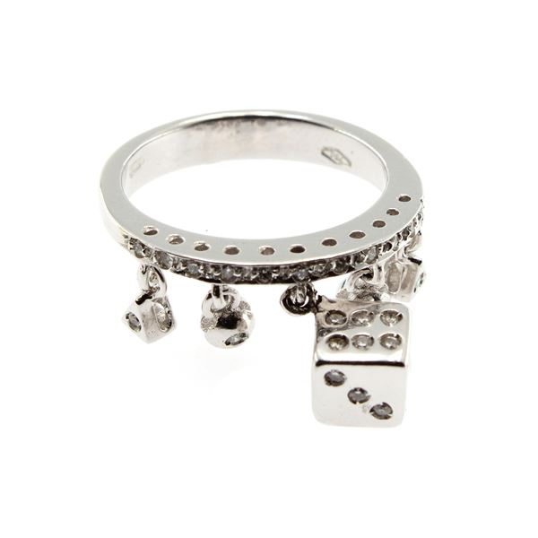 Anello charms in oro bianco 18kt e diamanti  - Asta Gioielli  Orologi  Fashion Vintage I Web Only - Colasanti Casa d'Aste