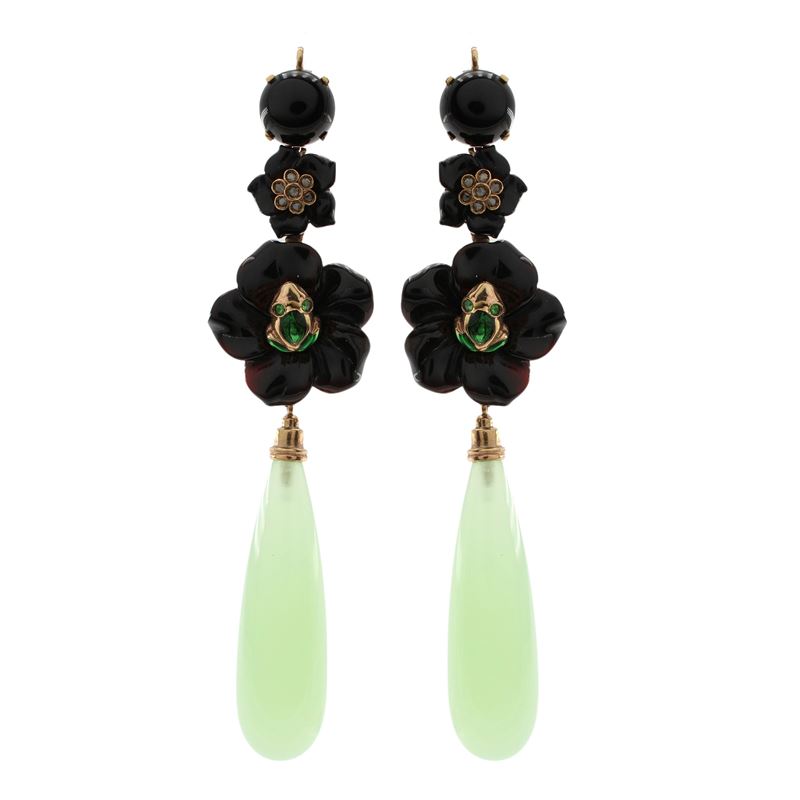 Orecchini Pendenti Rane in Oro 9kt, Onice Nero, Rose di Diamante, Smalto e Smeraldi