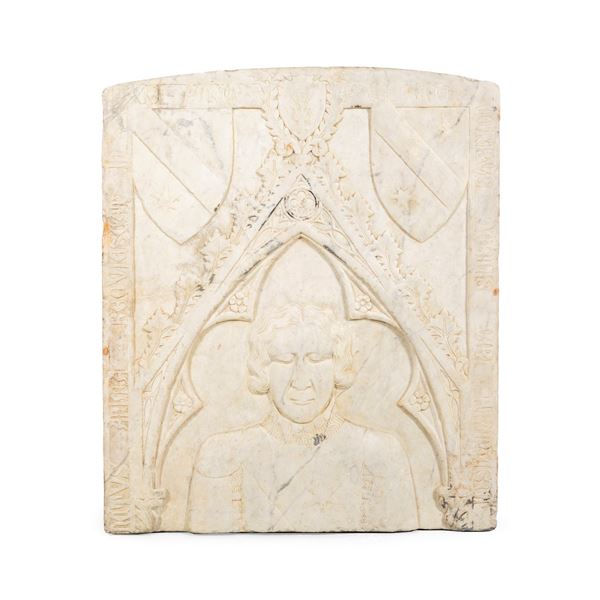 Frammento di lasta tomabele a bassorilievo in marmo