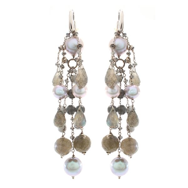 Orecchini pendenti in oro bianco 18kt, perle grigie e labradorite sfaccettata