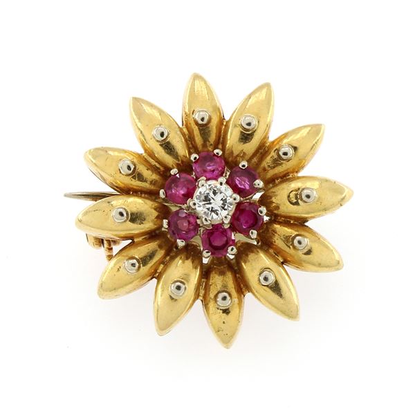 Spilla fiore in oro giallo 18kt, diamante taglio brillante e rubini