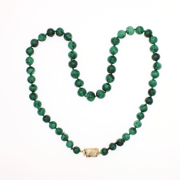 Necklace with a single strand of malachite