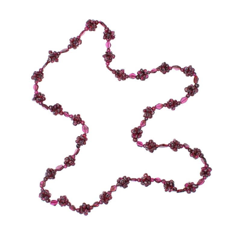 Collana di Granati Disposti a Motivo Floreale