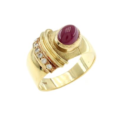 Anello in Oro Giallo 18kt con Rubino Cabochon e Diamanti