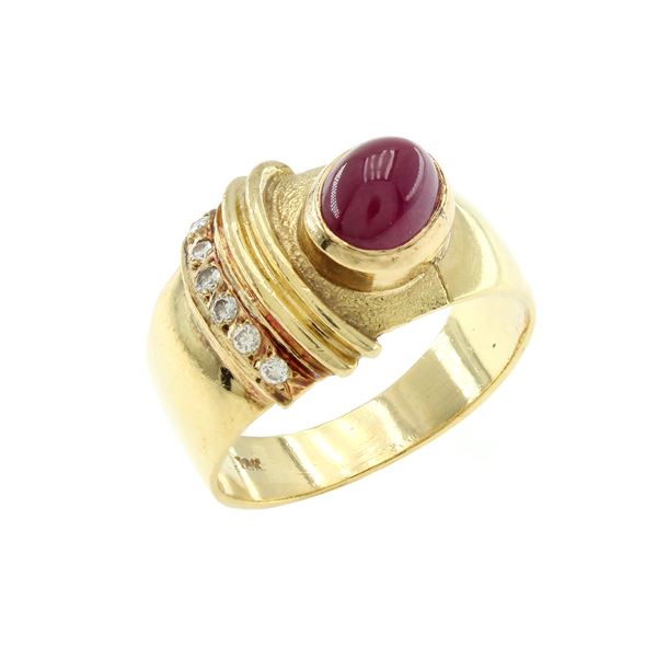 Anello in oro giallo 18kt con rubino cabochon e diamanti
