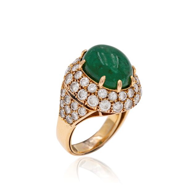 18kt yellow gold ring with natural emerald and diamonds