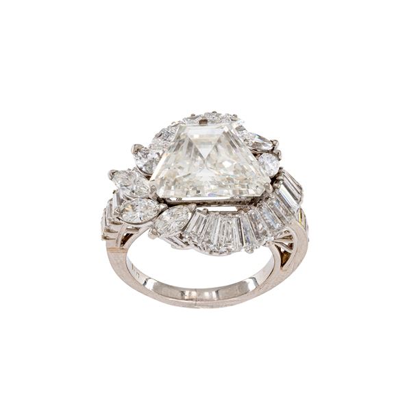 Ring with a triangular diamond with truncated corners 4.38 ct