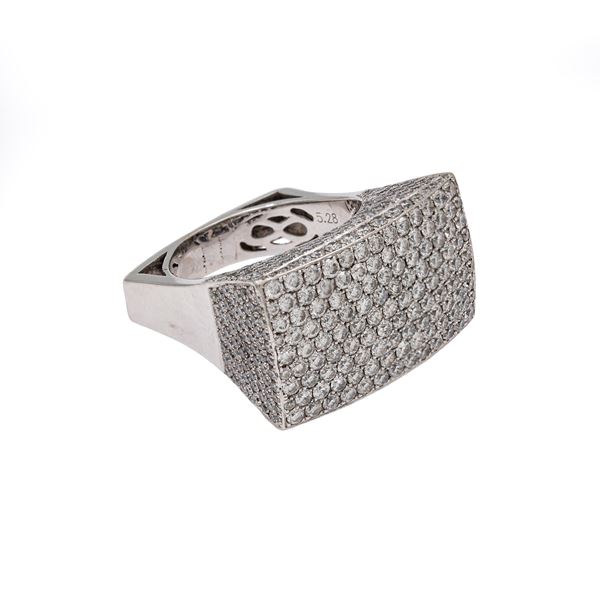 18kt white gold and pavé diamonds ring