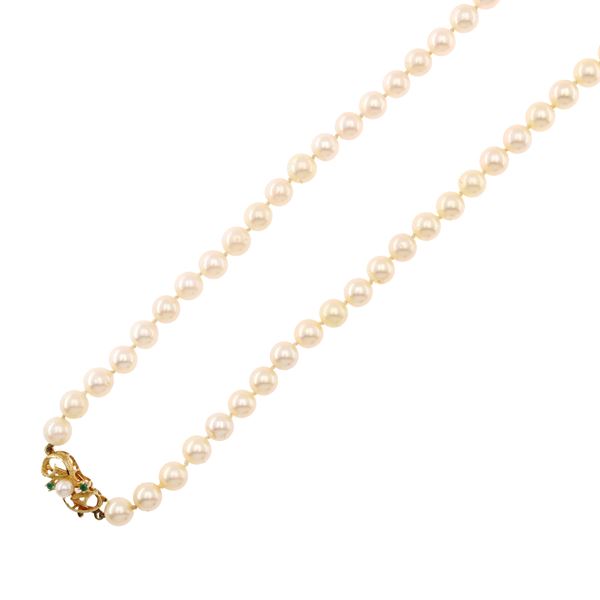 One strand of cultured pearls necklace