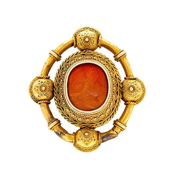 Antique 12 kt yellow gold brooch with engraved carnelian