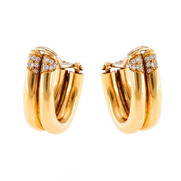Orecchini a lobo in oro giallo 18kt e diamanti