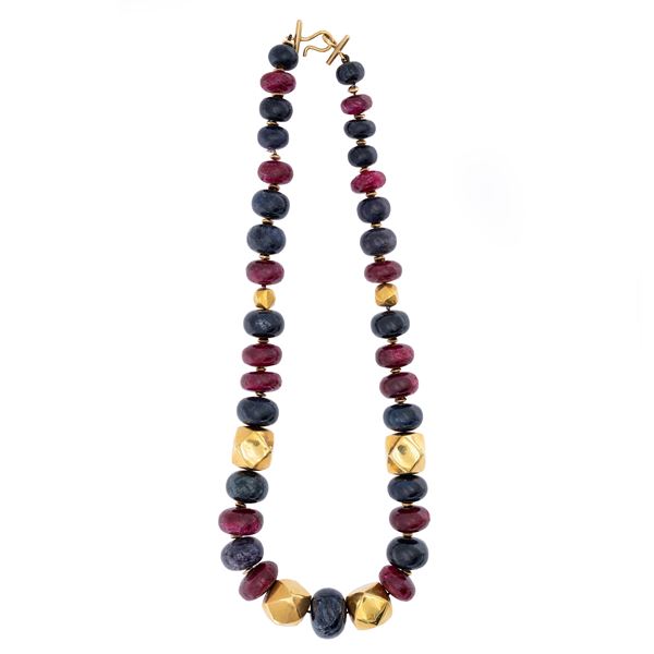 Ruby root, sapphires and 18kt yellow gold necklace  - Auction Jewels and Watches - Colasanti Casa d'Aste