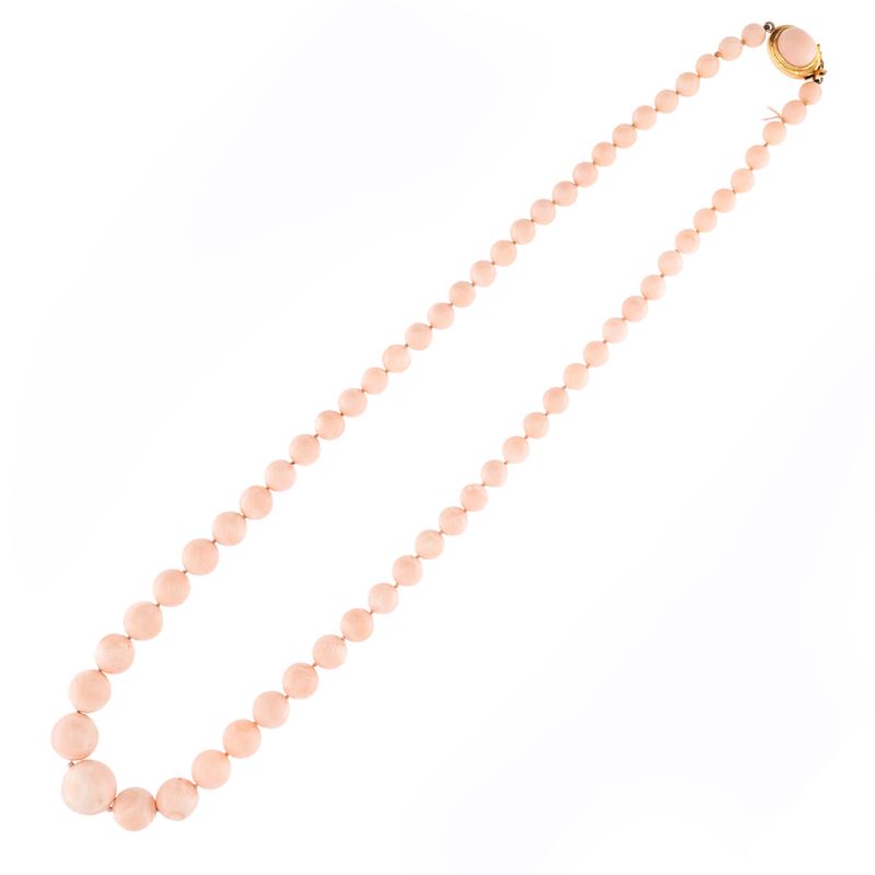 Collana ad un filo di corallo peau d'ange a gradazione, 18kt oro giallo