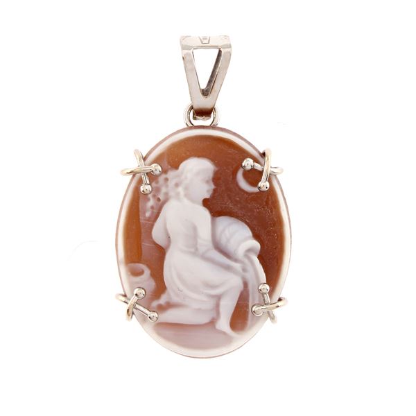 18kt white gold pendant with engraved cameo